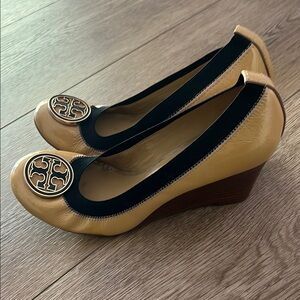 NEW Tory Burch Tan Wedge Shoes with Decorative Medallion